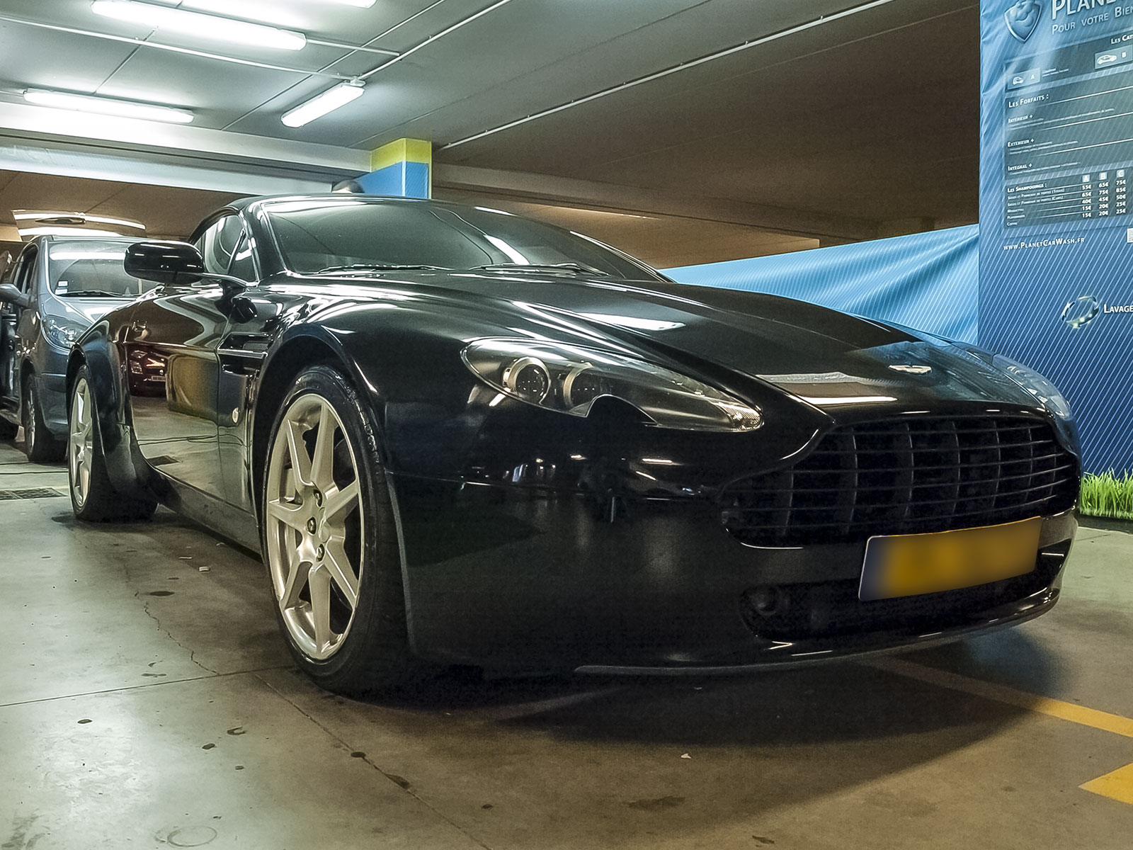 Lavage intégral d'une supercar Aston Martin V8 Vantage