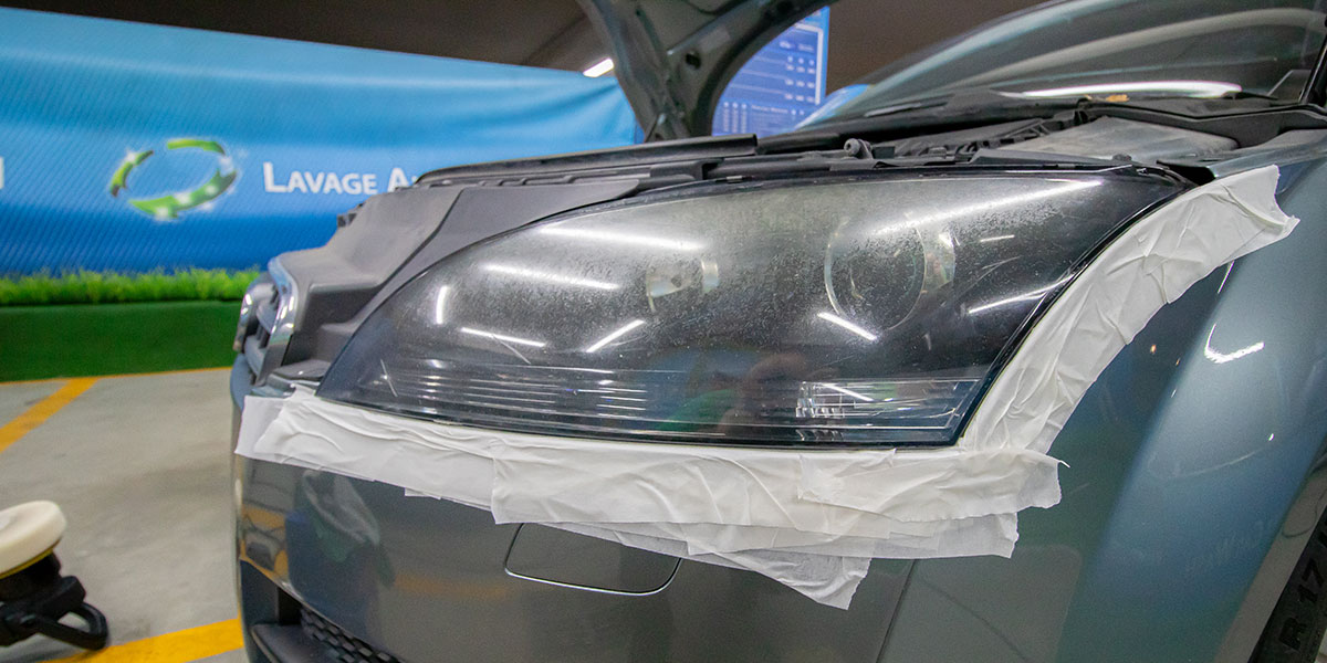 Préparation des phares avant rénovation sur une Audi TT