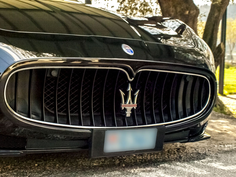 Lavage de l'intérieur et des moquettes d'une Maserati Grand Turismo S