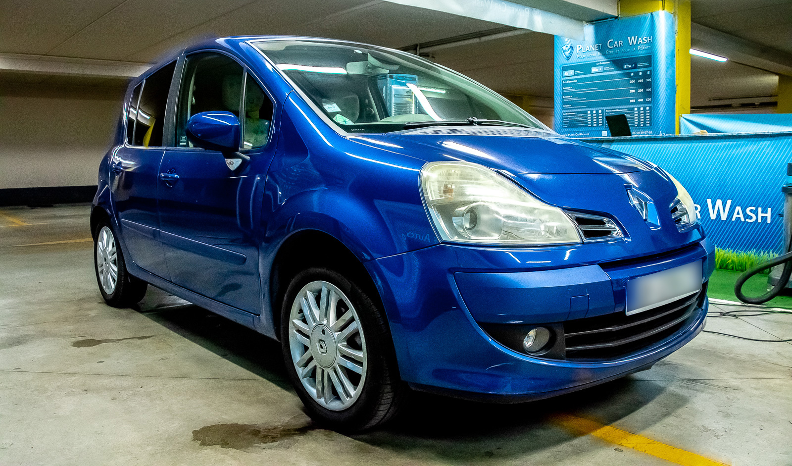 Lavage auto d'une citadine Renault Modus'