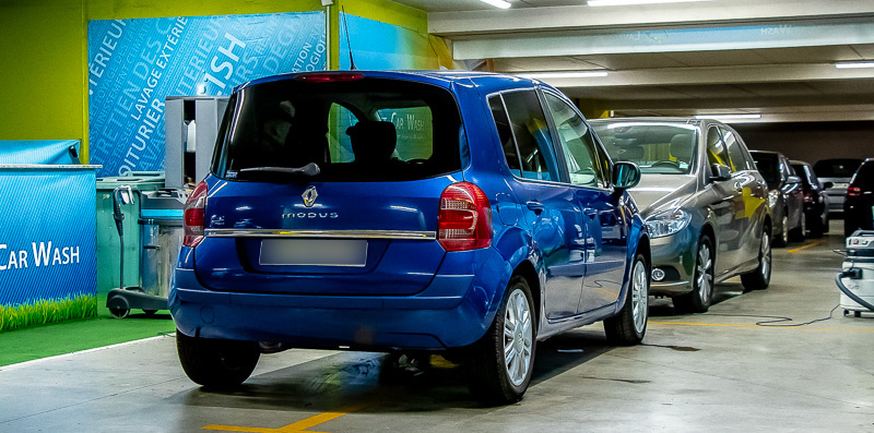 Nettoyage carrosserie sur une Renault modus