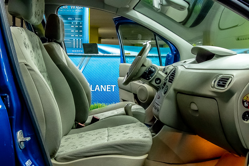 Lavage auto intérieur d'une Renault modus